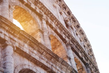 Roma 'da kolezyum dışa bakıyor.
