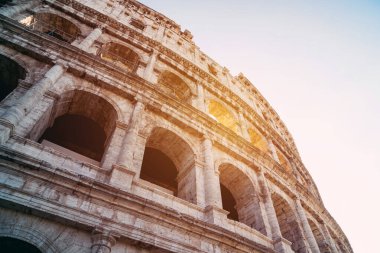 Roma 'da kolezyum dışa bakıyor.