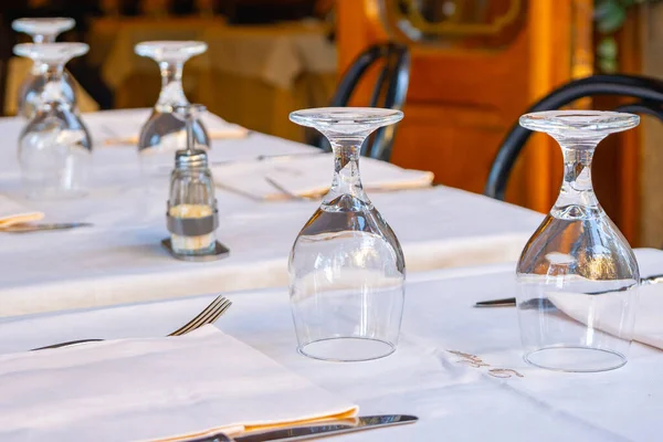 Tavolo da ristorante all'aperto vuoto, bicchieri di vino vuoti invertiti su t — Foto Stock
