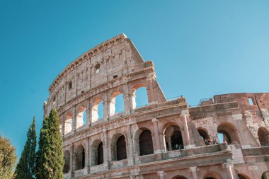 Roma, İtalya 'daki Roma Kolezyumu manzarası. Kolezyum inşa edildi.