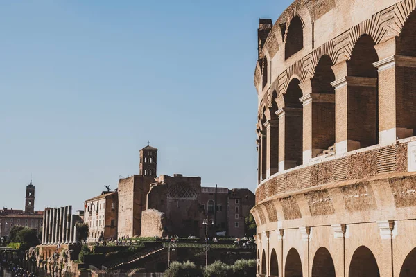 Vista del Coliseo de Roma en Roma, Italia. El Coliseo fue construido — Foto de Stock