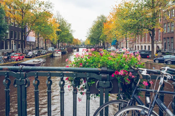 Uitzicht vanaf de brug naar de grachten van het oude centrum van Amsterdam. — Stockfoto
