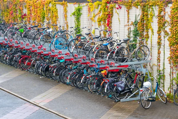 Двухуровневая парковка велосипедов в Эйндховене, Нидерланды . — стоковое фото