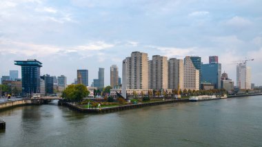 Rotterdam, Hollanda - 13.10.2019: Nehirdeki Rotterdam şehri