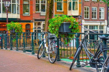 Amsterdam, Hollanda - 15.10.2019: Köprü üzerinde bisiklet