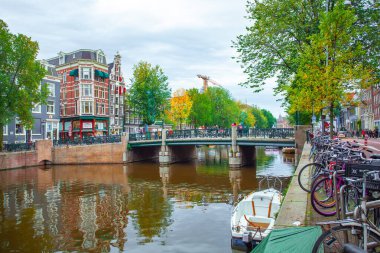 Amsterdam, Hollanda - 14.10.2019: Renkli evler ve tekneler