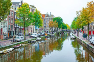 Amsterdam, Hollanda - 14.10.2019: Renkli evler ve tekneler