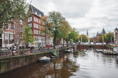 Amsterdam, Hollanda - 14.10.2019: Renkli evler ve tekneler