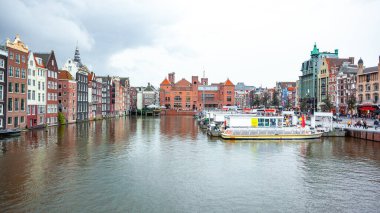 Amsterdam, Hollanda - 15.10.2019: Damrak stre 'nin mimarisi