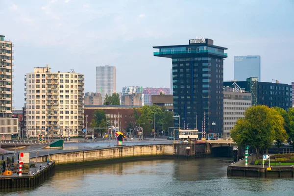 네덜란드 로테르담, 13 . 10 . 2019: 강에 있는 로테르담 도시 — 스톡 사진
