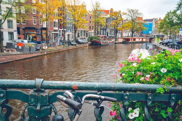 Амстердам, Нидерланды - 15.10.2019: Велосипеды на мосту через мост — стоковое фото