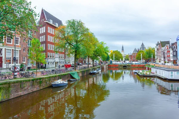 Amszterdam, Hollandia - 14.10.2019: Színes házak és csónakok o — Stock Fotó