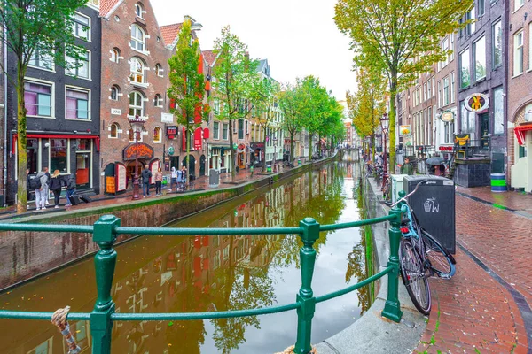 Amsterdam, Nederland - 14.10.2019: Kleurrijke huizen en boten o — Stockfoto
