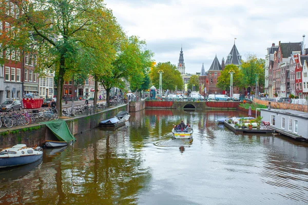 Amsterdam, Netherlands - 14.10.2019: Colorful houses and Boats o — Stock Photo, Image