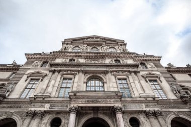 Louvre Müzesi dünyanın en büyük sanat müzesi ve bir histor.