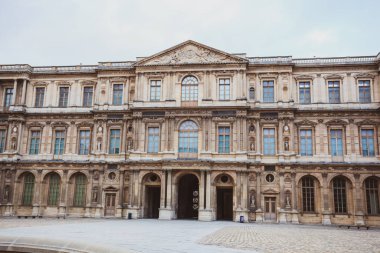 Louvre Müzesi dünyanın en büyük sanat müzesi ve bir histor.