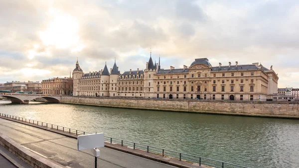 O Museu do Louvre é o maior museu de arte do mundo e um histor — Fotografia de Stock