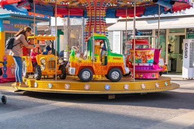 Viyana, Avusturya - 25.10.2019: Çocuk eğlencesi. Atlıkarınca içeri