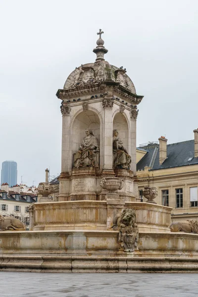 Фонтан Сен-Сюльпис на площади перед знаменитым — стоковое фото
