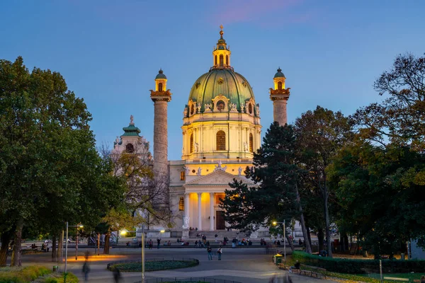 Wien, Österrike - 25.10.2019: Karlskirche eller S:t Karlskyrkan — Stockfoto