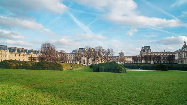 Лувр дворец и сад Тюильри. Париж, Франция — стоковое фото