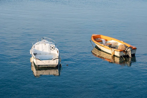 Dva malé rybářské čluny plovoucí na pobřeží Středozemního moře — Stock fotografie