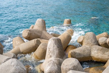 Amalfi kıyı kasabasında beton tetrapodların dalgalanması.