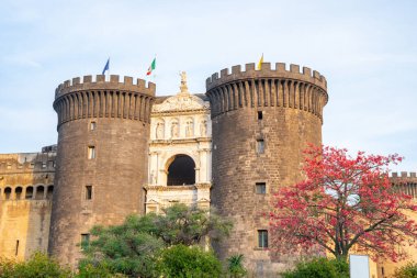 Maschio Angioino veya Castel Nuovo ortaçağ kalesi (Yeni Cas