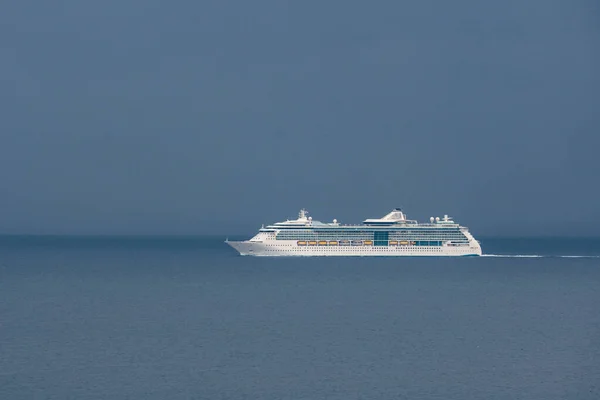 Fernsicht auf das Touristenschiff im Mittelmeer. Reise. — Stockfoto
