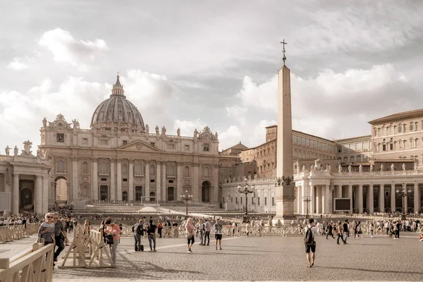 Vatikan (Roma), İtalya - 28.10.2019: St. Peter Meydanı önünde — Stok fotoğraf