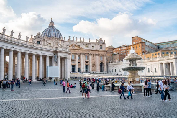 Vaticano (Roma), Itália - 28.10.2019: Praça de São Pedro em frente — Fotografia de Stock