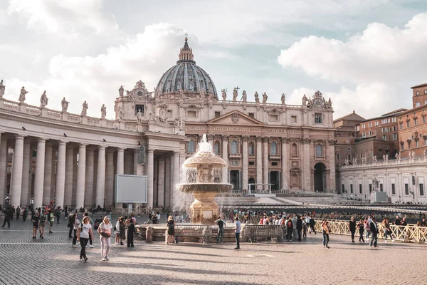 Vaticano (Roma), Itália - 28.10.2019: Praça de São Pedro em frente — Fotografia de Stock