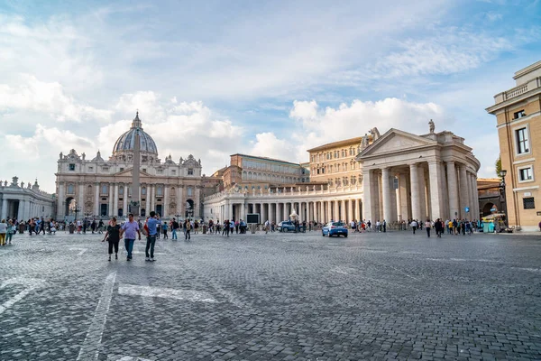 Vatikán (Róma), Olaszország - 28.10.2019: Szent Péter tér az épület előtt — Stock Fotó