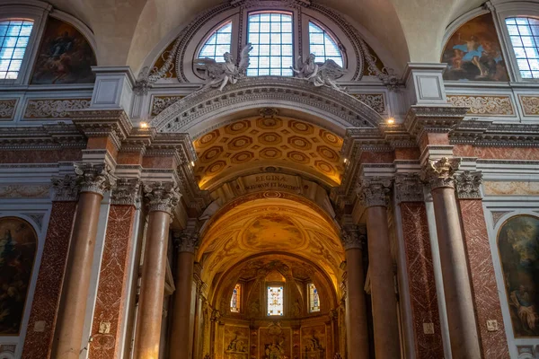 意大利罗马- 2019年10月27日：圣塔教堂内部 — 图库照片