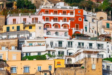 Positano 'nun renkli evleri Amalfi sahili boyunca, teraslı evler,