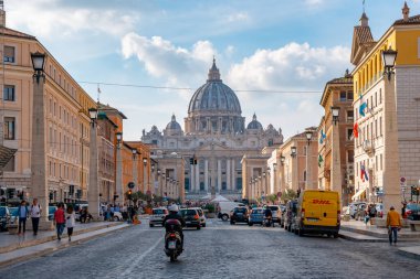 Vatikan (Roma), İtalya - 28.10.2019: St. Peter Meydanı önünde 
