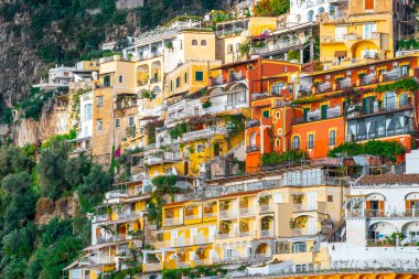 Positano 'nun renkli evleri Amalfi sahili boyunca, teraslı evler,