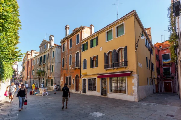 Venecia, Italia - 15.08.2018: Casas históricas antiguas y nerrow stree — Foto de Stock