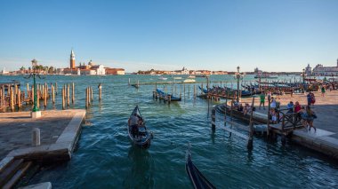 Venedik, İtalya - 15.08.2018: gondollar ve St. George vi Adası