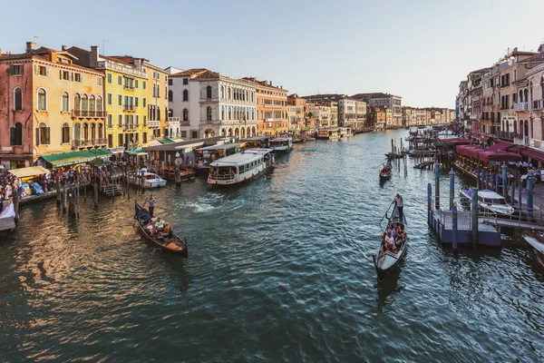 Venecia, Italia - 17.08.2018: coloridos edificios y góndolas en t — Foto de Stock