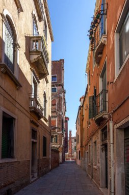 Venedik, İtalya - 15.08.2018: Eski tarihi evler ve inek evleri