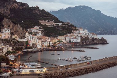 Sabahları Akdeniz kıyısındaki Amalfi şehri, ben...