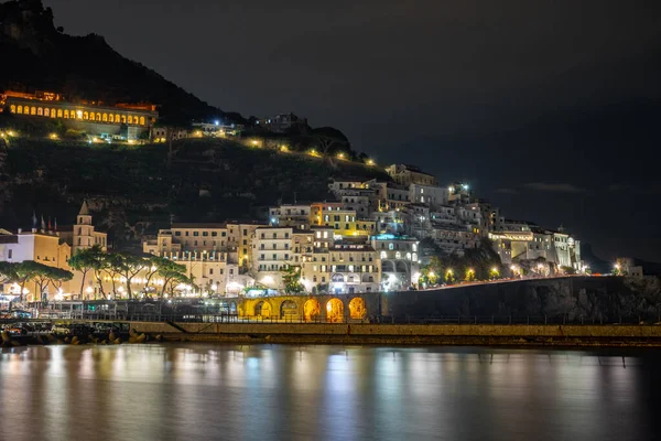 Vista notturna del paesaggio urbano di Amalfi sulla costa del Mar Mediterraneo, It — Foto Stock