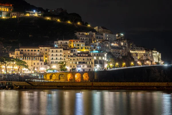 Vista noturna da paisagem urbana de Amalfi na costa do mar mediterranean, ele — Fotografia de Stock