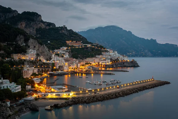 Cidade de Amalfi na costa do mar mediterranean na manhã, eu — Fotografia de Stock