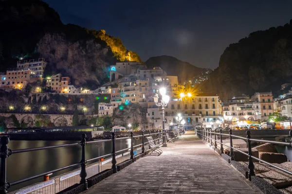 Amalfi, Italia - 31.10.2019: Vista nocturna del paisaje urbano de Amalfi —  Fotos de Stock