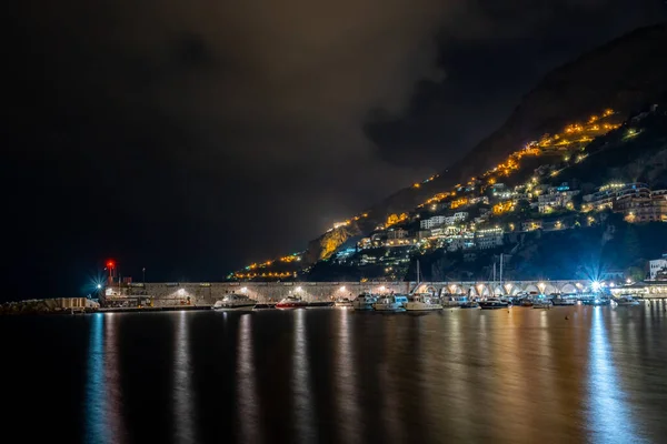 Avond uitzicht op Amalfi stadsgezicht aan de kust van de Middellandse Zee, Het — Stockfoto