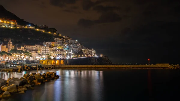 Vista nocturna del paisaje urbano de Amalfi en la costa del mar mediterráneo, It —  Fotos de Stock