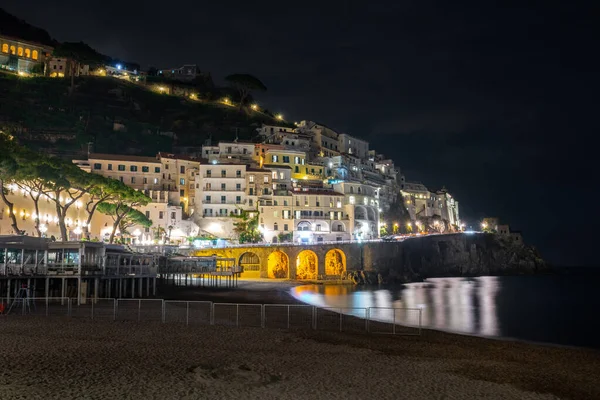 Vista notturna del paesaggio urbano di Amalfi sulla costa del Mar Mediterraneo, It — Foto Stock