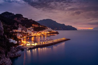 Akdeniz kıyısındaki Amalfi şehrinin gece manzarası...
